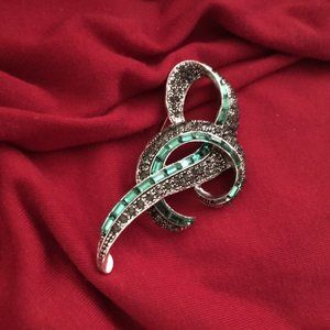 GREEN RHINESTONE TWISTED RIBBON BROOCH
